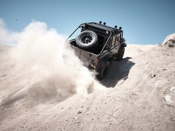 Land Rover Defender &ndash; W stylu Bonda